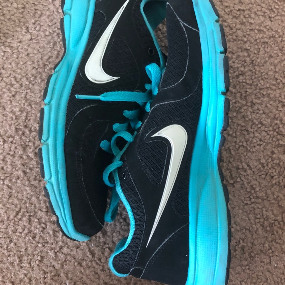 Nike women’s tennis shoes size 9